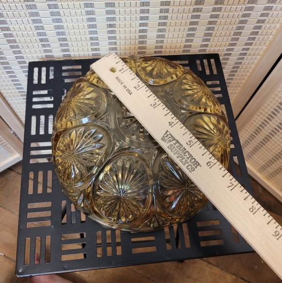 VINTAGE SCALLOP EDGE AMBER YELLOW TEXTURED GLASS SERVING BOWL - Picture 8 of 10